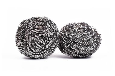 Beyaz arka planda izole edilmiş iki çelik yün tencere temizleyici önlüğü.