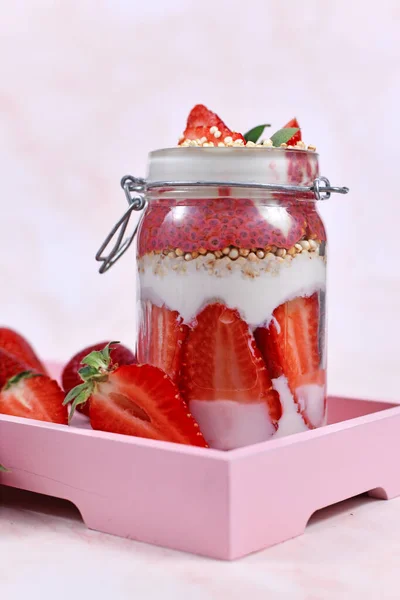 Dolce Alla Fragola Con Yogurt Semi Chia Sani Chicchi Quinoa — Foto Stock