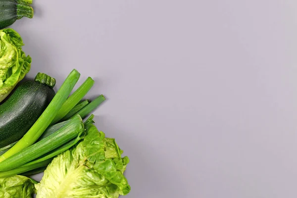 Variasi Sayuran Hijau Termasuk Bawang Bombay Zucchini Dan Selada Romaine — Stok Foto