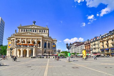 Frankfurt am Main, Almanya - Haziran 2020: Güneşli bir günde Frankfurt şehir merkezinde tarihi opera binası konser salonu 'Alte Oper' ile 'Opernplatz' adlı kasaba meydanı