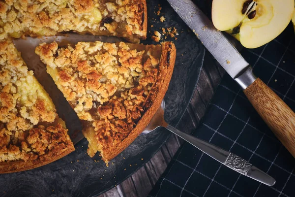 Slice Traditional European Apple Pie Topping Crumbles Cake Server Surrounded — Stock Photo, Image