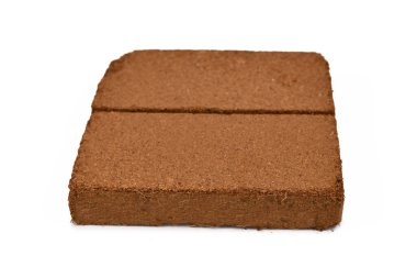 Doğal hindistan cevizi lifli toprak beyaz zemin üzerinde izole edilmiş tuğla şeklinde.