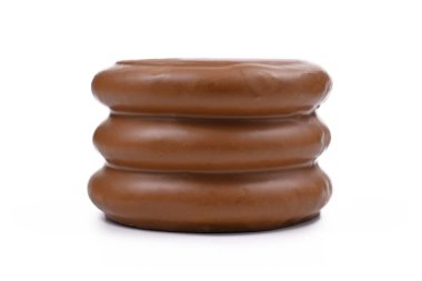 Geleneksel Alman katmanlı pasta 'Baumkuchen', beyaz arka planda sütlü çikolatayla kaplı