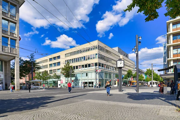 ドイツ マンハイム 2020年9月 マンハイム市内中心部の プランケン と呼ばれる路地で 晴れた日にケーブルカーを通り過ぎる人がいる — ストック写真