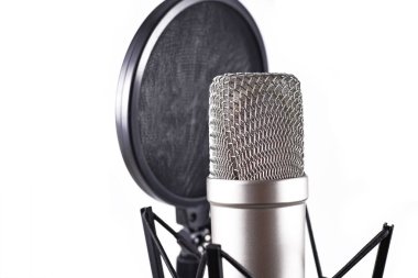 Beyaz arkaplanda izole edilmiş mikrofon ve pop filtresi de dahil olmak üzere ses kayıt setini kapat