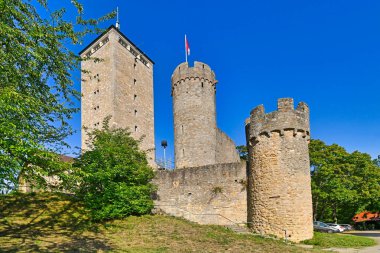 Heppenheim, Almanya - Eylül 2020: Heppenheim şehrindeki Odenwald ormanında 'Starkenburg' adı verilen tarihi tepe şatosu