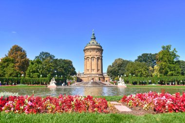 Mannheim, Almanya - Eylül 2020: 'Wasserturm' adı verilen su kulesi, Alman kenti Mannheim 'ın çiçekli küçük bir halk parkı.