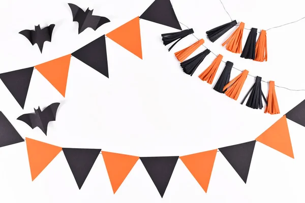 万圣节背景 带有花环和传统色彩的纸制蝙蝠 橙色和黑色背景 白色背景 有复制空间 — 图库照片