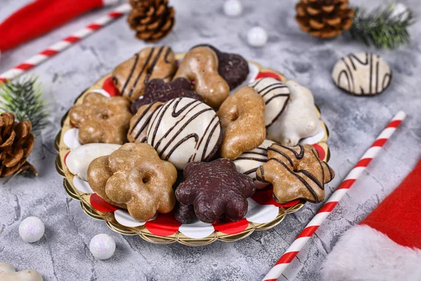 Biscoitos Gengibre Tradicionais Com Açúcar Vidros Chocolate Marrom Branco Prato — Fotografia de Stock