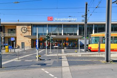 Heilbronn, Almanya - Eylül 2020: Plaza ve teleferik rayları ile Heilbronn şehrinin ana tren istasyonu