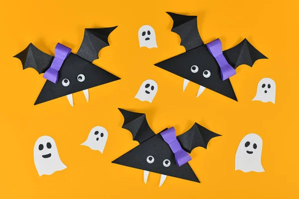 Origami纸制吸血鬼蝙蝠 长着谷歌一样的眼睛 鬼魂和蜘蛛 背景是黄色的万圣节 — 图库照片