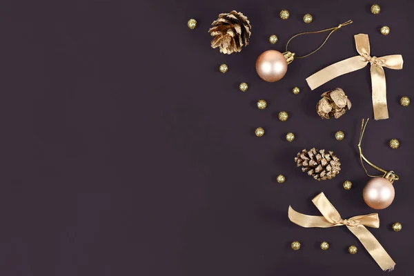 Eleganckie Christmas Płaskie Leżały Złotymi Bombkami Ozdobnymi Drzewa Wstążkami Szyszki — Zdjęcie stockowe