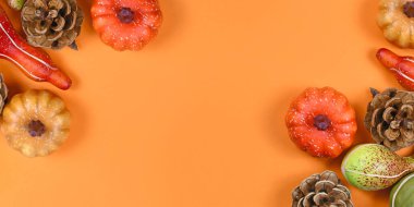 Turuncu zemin üzerinde çeşitli küçük balkabakları ve ortasında boş kopya alanı bulunan sonbahar afişi