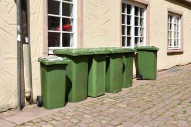 Almanya 'da konut sokaklarına atık toplamak için yeşil tekerlekli çöp kutuları yerleştirildi