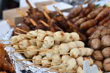 Beyaz Tayland balıklarını ya da tavuk köftelerini kapatıyoruz.
