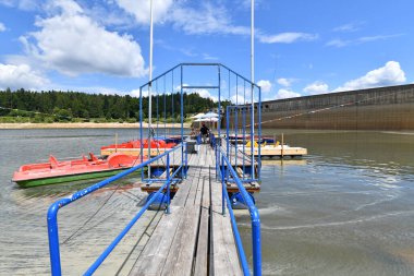 Forbach, Almanya - 13 Temmuz 2025: Schwarzenbach Barajı 'nda (Almanca: Schwarzenbachtalsperre) tekne iskelesi ve kiralama 