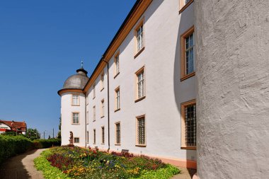 Ettlingen, Almanya - 13 Ağustos 2025: Güneşli bir günde Ettlingen Kalesi 'nin yan duvarı