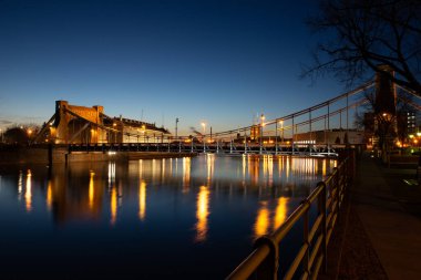 Grunwald Köprüsü Wroclaw 'da alacakaranlıkta
