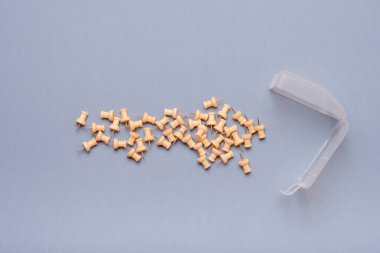 Kutunun içinde yenmek için iğneler batıyor.