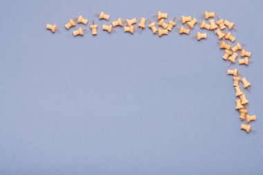 Çerçeve yapmak için arka plandaki iğneleri itin