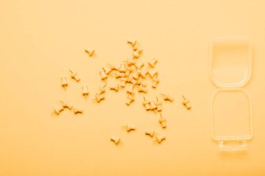 Sarı arka planda sarı raptiyeler