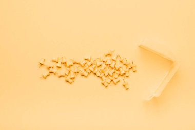 Sarı zemin ve kutuda sarı raptiyeler