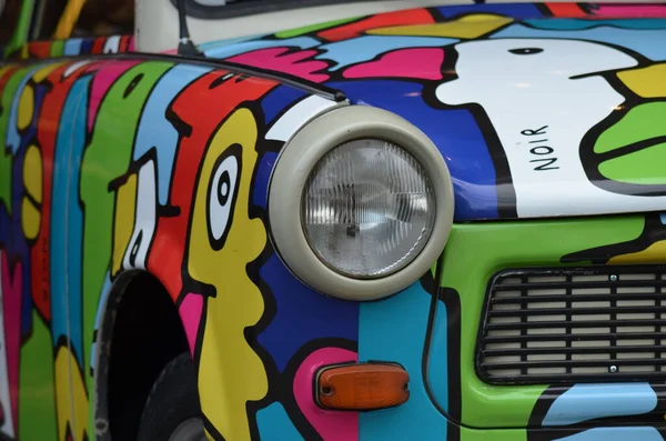 Trabi mit Kunst von Noir Berlin