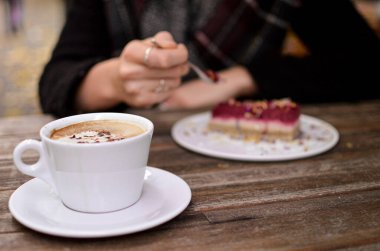 Kaffe trinken ve Kuchen Essen 
