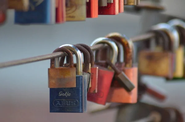 Liebesschloesser bir einer Brcke 