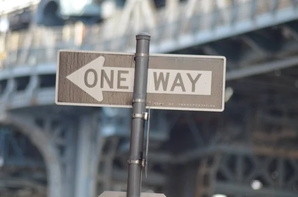 Ampel in Berlin mit Werbung