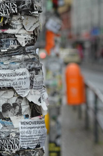 Ampel in Berlin mit Werbung