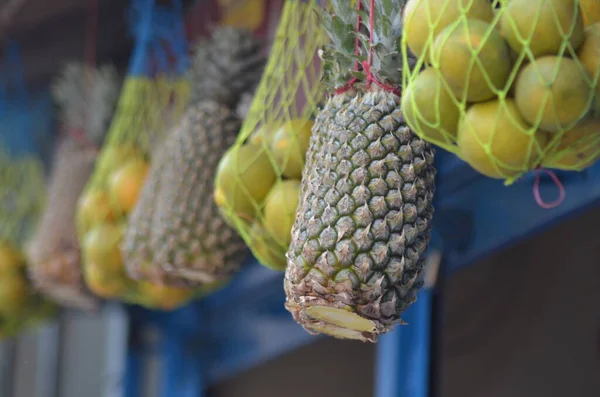 Durga auf dem Ritualeplatz mit Malas und Opfergaben