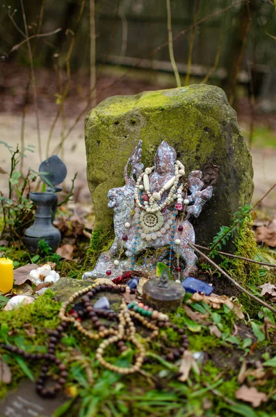 Durga auf dem Ritualeplatz mit Malas und Opfergaben