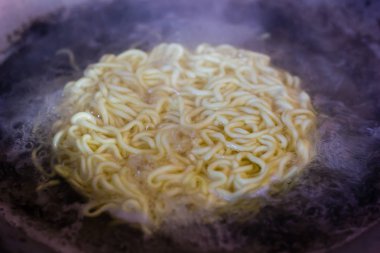 Hazır erişte tavada haşlanır 