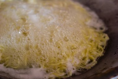 Hazır erişte tavada haşlanır 