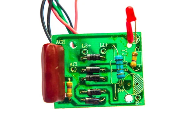 Primer plano de la placa de circuito electrónico aislado sobre fondo blanco —  Fotos de Stock