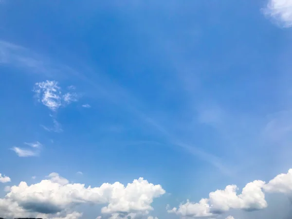 青空に白い雲が立つ背景 — ストック写真