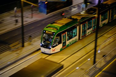 Granada, İspanya; 13 Ağustos 2020: Metropolitan vagonu istasyona varıyor.