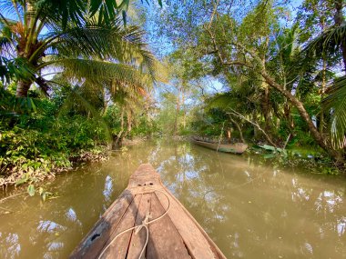 Mekong nehrinde bir kano.