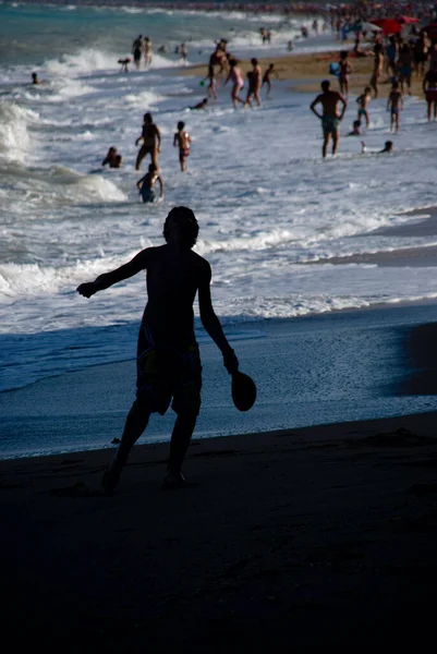 Niño Jugando Con Murciélagos Playa Sombra — Foto de Stock