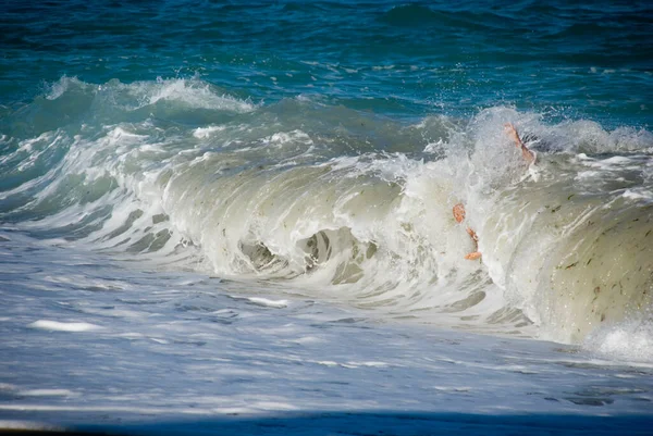 Menschen Einer Welle Man Sieht Arme Und Beine — Stockfoto