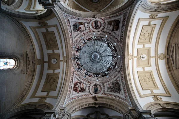 Teto Igreja Com Uma Grande Lâmpada Pinturas — Fotografia de Stock