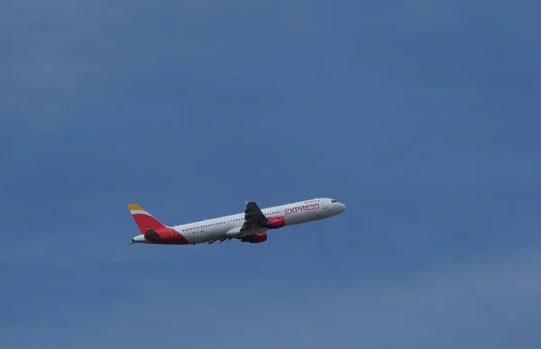 Madrid, İspanya; 7 Mart 2020: Iberia Express şirketi uçağı havalandı