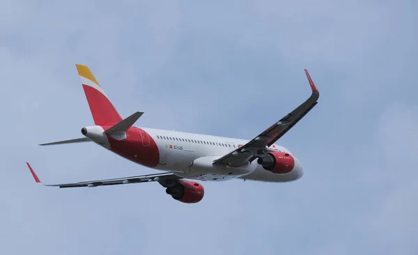 Madrid, İspanya; 7 Mart 2020: Iberia Express şirketi uçağı havalandı