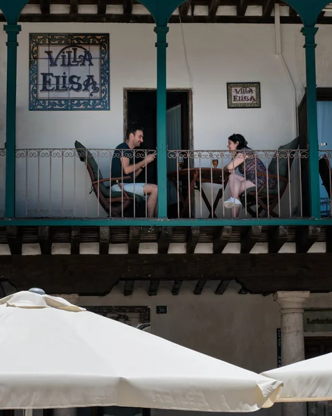 Chinchon, İspanya - 20 Haziran 2020: ana meydandaki evler ve teraslar, Madrid yakınlarındaki bir köy. Chinchon Plaza Belediye Başkanı.