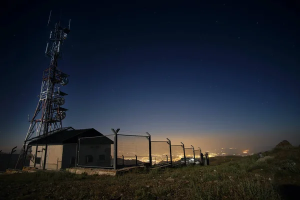 美しい星空とグラナダ市を背景にしたモバイル通信アンテナ — ストック写真