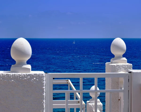 地中海の目の前の白い柵と帆船 — ストック写真