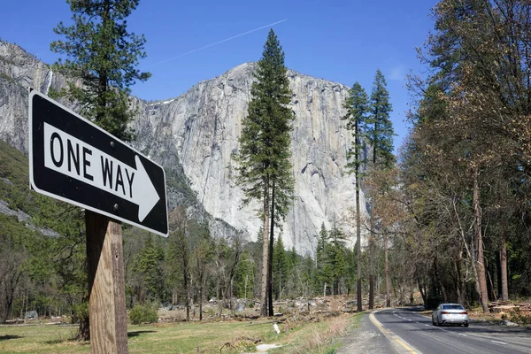 Yosemite 'de El Capitan' ın önündeki yolun yanında tek yön işareti var.