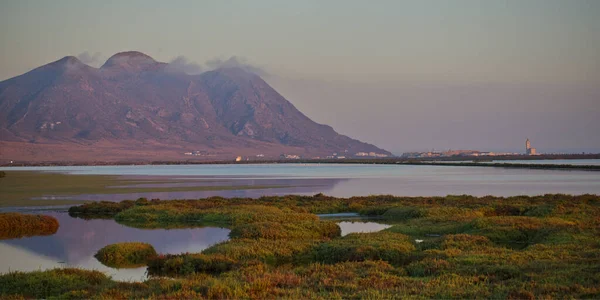Cabo de gata lagünü. Arka planda kilise var.