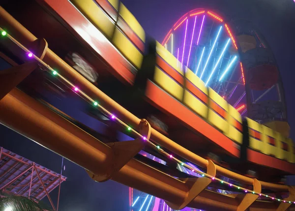 Santa Monica 'da dönme dolap ve lunapark treni